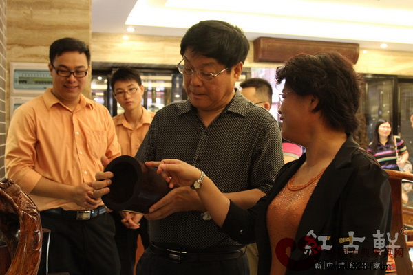 修福金副主席在欣賞紅木精品并對紅古軒的大膽與創(chuàng)新提出贊賞