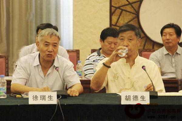 常熟市紅木家具協(xié)會(huì)會(huì)長(zhǎng)徐瑞生在論壇上發(fā)表講話