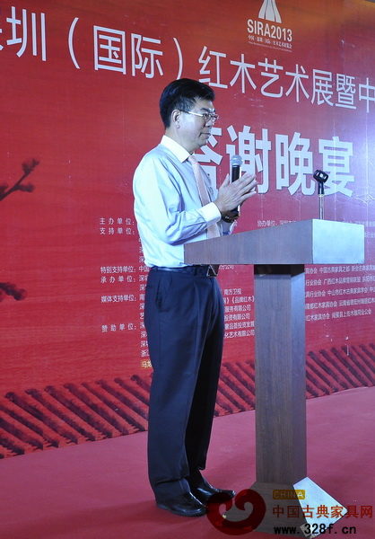 深圳市紅木文化藝術(shù)協(xié)會會長、深發(fā)工藝家私(深圳)有限公司董事長張祝林在晚宴上發(fā)表講話