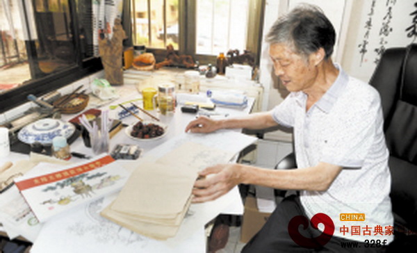 金華市工藝美術大師周彥濤和他平生編繪的第一本圖集——《東陽木雕傳統(tǒng)博古圖案》