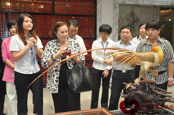 亞太地區(qū)手工藝?yán)硎聲?huì)主席嘎達(dá)博士(左二)一行在中國(guó)木雕城考察東陽(yáng)手工藝制作