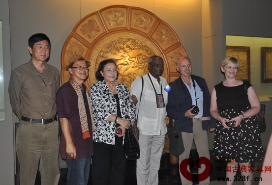 “世界木雕之都”考評(píng)組在工藝精品館合影留念