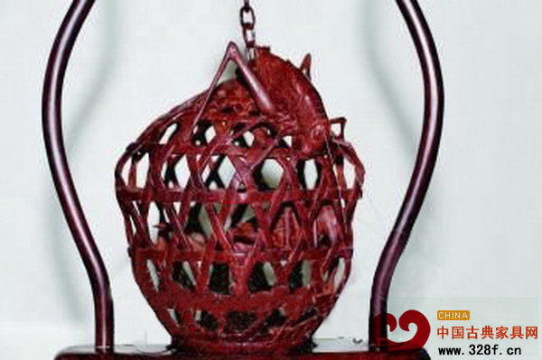 煙臺一位紅木藏家的擺件籠內外,兩只蟈蟈相映成趣