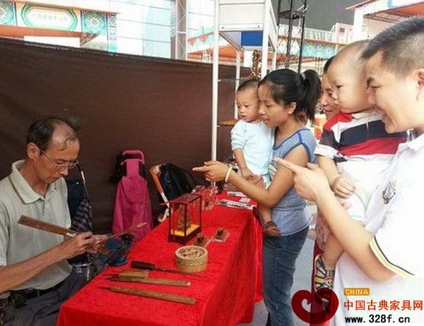 市民帶孩子看展覽接受藝術(shù)熏陶