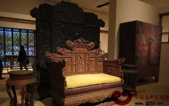 展品——清中期的硬木屏風(fēng)和五屏式寶座