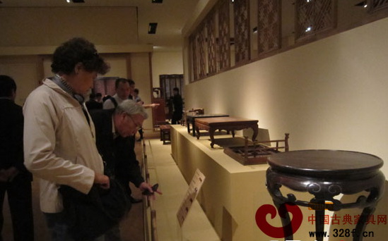 中老年人在“大美木藝——中國(guó)明清家具珍品”展上尋找記憶