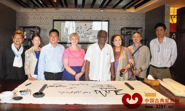 “世界木雕之都”考評(píng)工作組來(lái)賓為明堂紅木題詞并合影留念