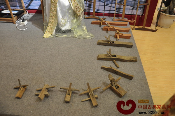 萬(wàn)盛宇紅木展館內(nèi)特色了一個(gè)制作紅木家具所需的各種工具的展示區(qū)