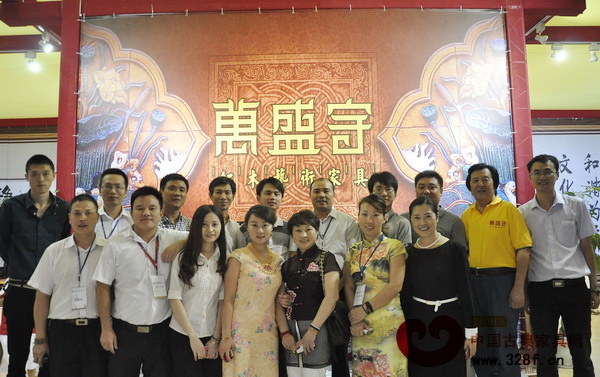 萬(wàn)盛宇紅木團(tuán)隊(duì)與部分參觀者合影留念