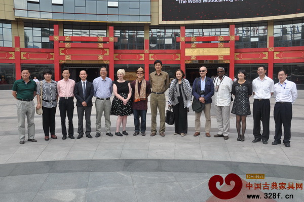 “世界木雕之都”考評(píng)工作組參觀東陽中國木雕城