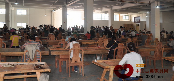 “世界木雕之都”考評(píng)工作組參觀明堂紅木手工雕刻車間