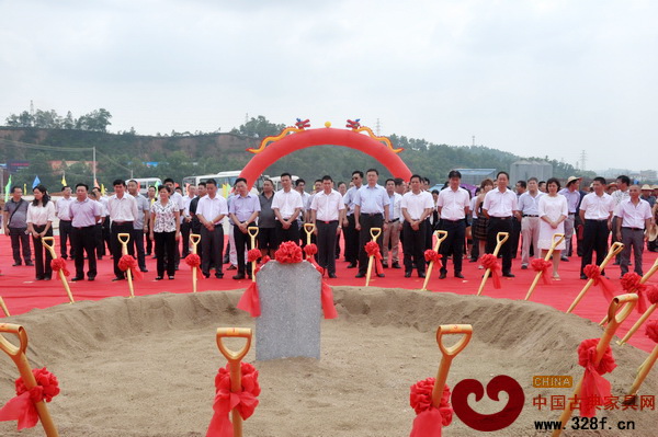 云浮市新興縣、鎮(zhèn)政府領導均出席了紅木家具產業(yè)園動工儀式