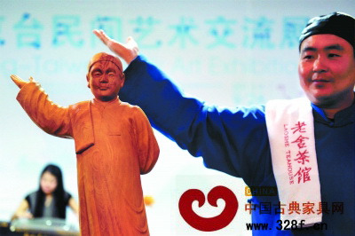 以老舍茶館堂倌陳磊原形雕刻的木雕堂倌