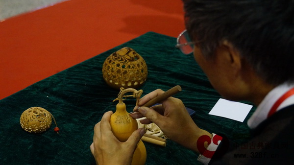 工藝美術(shù)師現(xiàn)場(chǎng)雕刻葫蘆