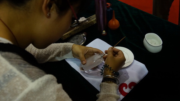 工藝美術(shù)師現(xiàn)場(chǎng)制作鼻煙壺