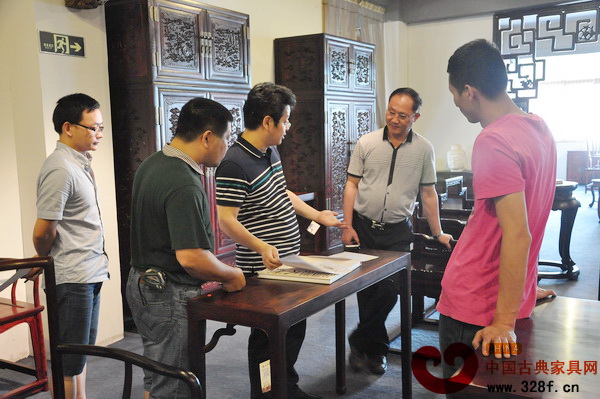 消費者向魯班木藝董事長李愛金（右二）請教如何辨別紅木家具好與壞