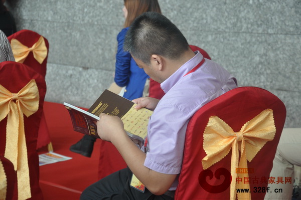 參展者正在認真閱讀《品牌紅木》雜志