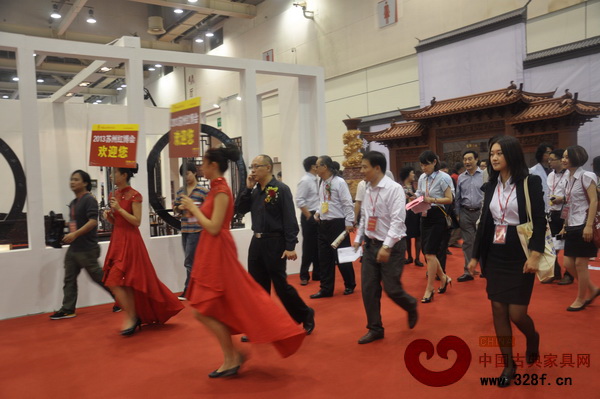 領(lǐng)導(dǎo)嘉賓團(tuán)參觀中國紅博會各展館