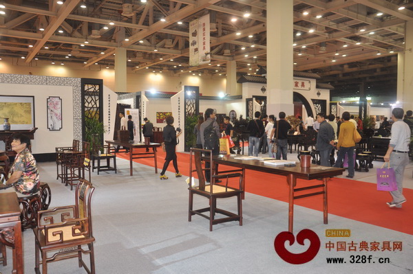 中國紅博會蘇作家具展館內(nèi)人流匯集