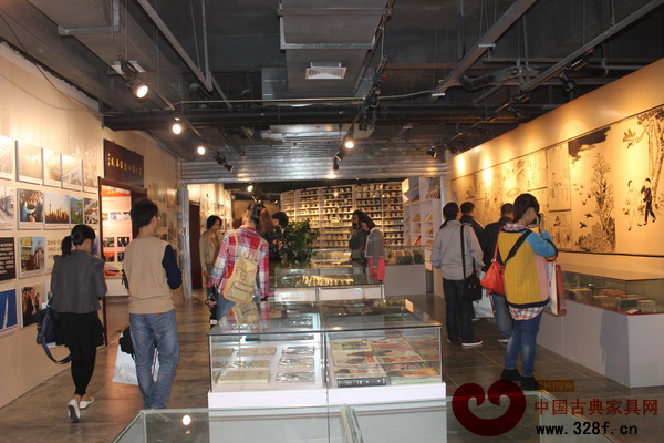 書畫展廳內(nèi)吸引了眾多市民參觀