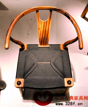 用現(xiàn)代材質(zhì)表現(xiàn)出明式圈椅的古雅。