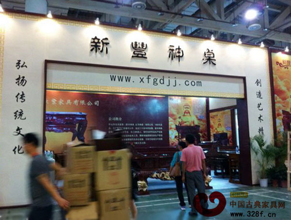 新豐神桌位于廈門佛事展的展廳外景