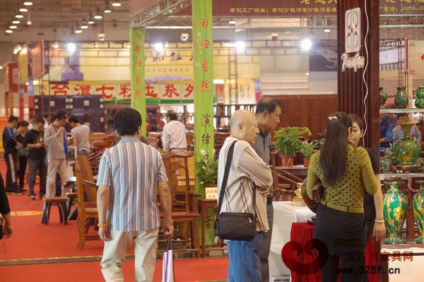 2013中國（青島）國際藝術(shù)品古典紅木家具及收藏品博覽會(huì)現(xiàn)場