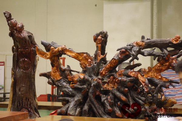 根雕藝術(shù)品現(xiàn)場展示