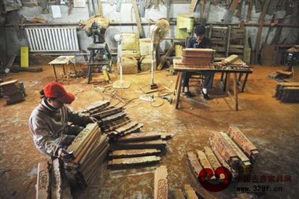 紅木家具在開料、打磨、雕刻等生產(chǎn)階段仍需要工人手工完成