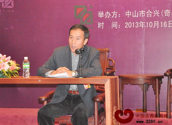 中國家具協(xié)會傳統(tǒng)家具專業(yè)委員會秘書長姜恒夫?yàn)樵谧募钨e帶來了“紅木消費(fèi)導(dǎo)向、消費(fèi)趨勢”講座