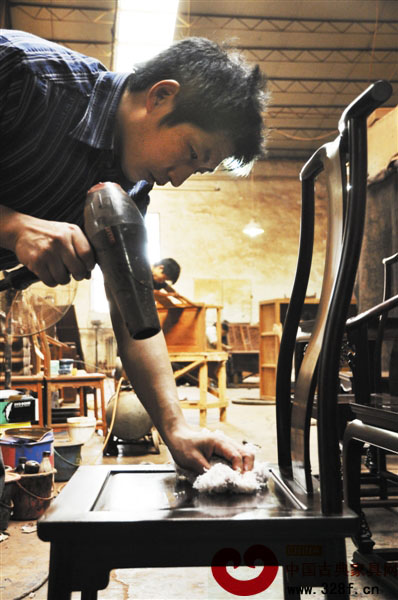 在現(xiàn)代紫檀家具制作工藝中,加入了許多現(xiàn)代工具