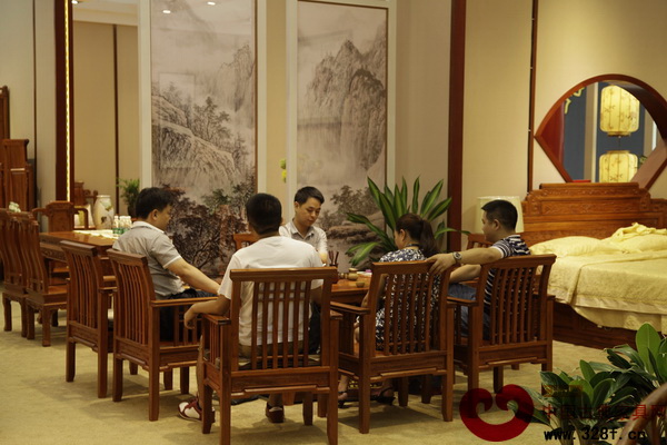 如今堂上時相見,分付飲茶談笑中。(東成紅木供圖)