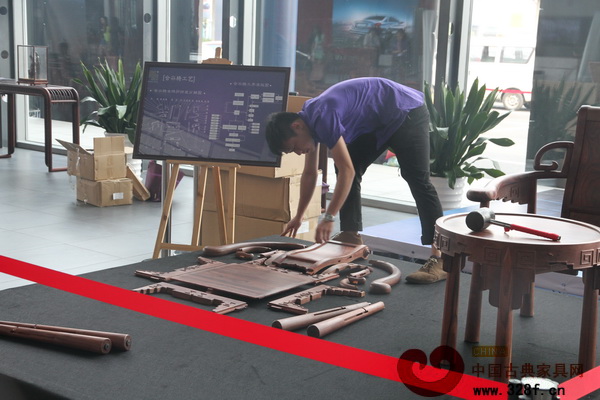 合興·奇典居工作人員現(xiàn)場(chǎng)拆裝合興椅