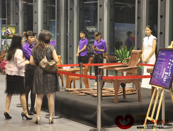 到場(chǎng)嘉賓觀看合興椅