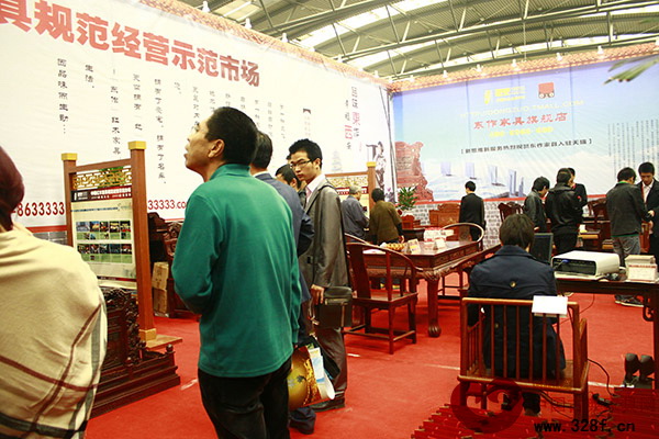 東陽(yáng)紅木家具市場(chǎng)展館內(nèi)人氣旺盛
