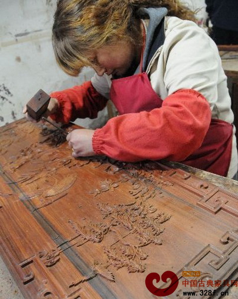 青縣流河鎮(zhèn)某雕刻企業(yè)工人們正在雕刻家具