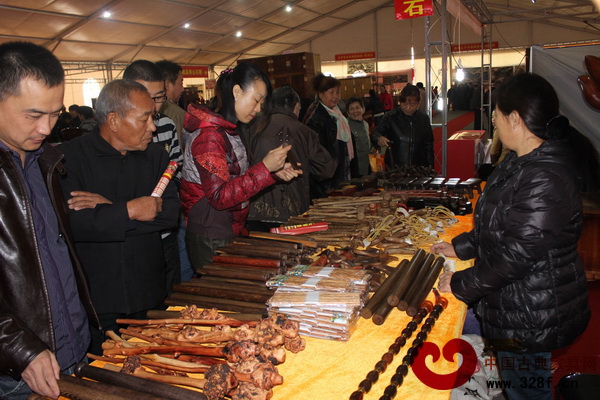 活動現(xiàn)場吸引了眾多紅木文化愛好者參觀