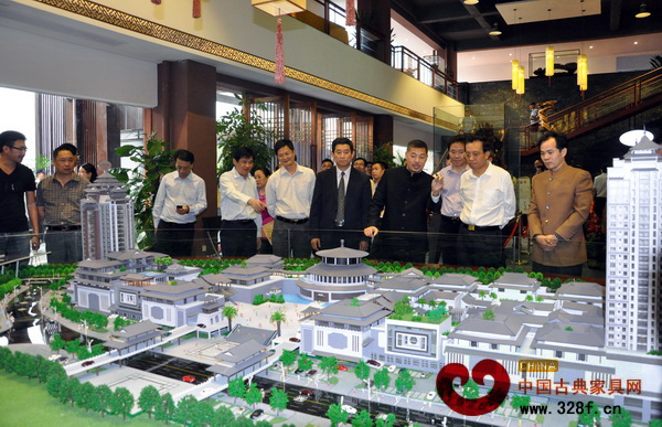 啟動(dòng)儀式后,領(lǐng)導(dǎo)嘉賓參觀紅博城規(guī)劃沙盤