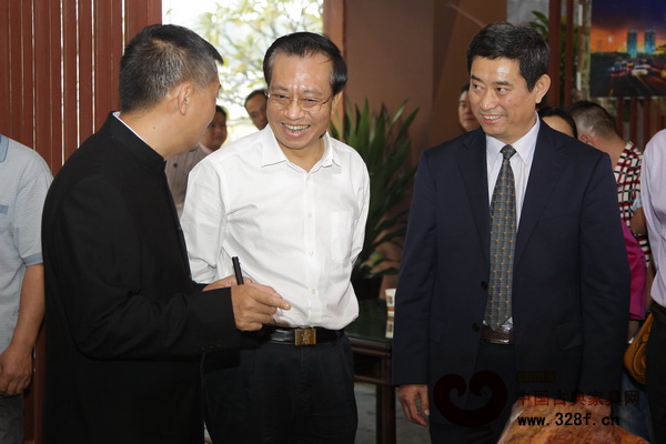 陳良賢市長(左二)、朱長嶺理事長(右一)和林孟禮董事長(左一)就紅博城建設(shè)進(jìn)行深入交流