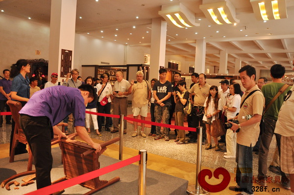 合興·奇典居工作人員現(xiàn)場為參觀者拆裝和講解合興椅的巧妙榫卯結(jié)構(gòu)