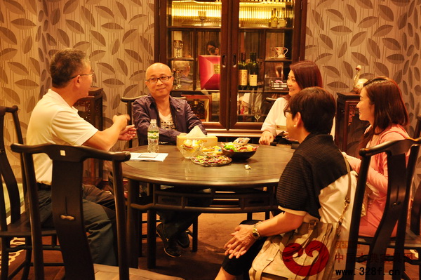 合興·奇典居董事長蕭廣鐸與香港老爺車會會員交流紅木文化和車文化