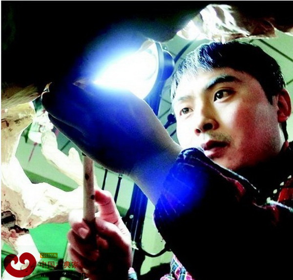 木雕師傅張建工作照