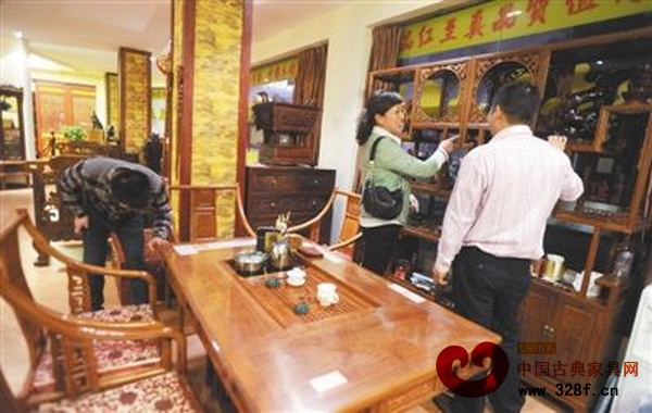 中式生活方式的回歸和紅木木材的價(jià)值再次被關(guān)注,讓紅木家具備受市場青睞