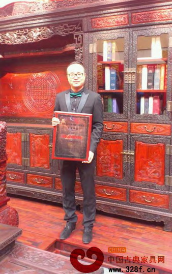 卓木王紅木《富春山居中國夢書房》脫穎而出,圖為卓木王紅木總經(jīng)理杜長江手捧獎牌