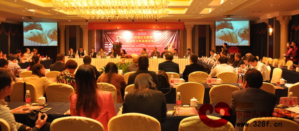 第四屆(2013)中國(guó)紅木家具行業(yè)總評(píng)榜啟動(dòng)儀式暨新聞發(fā)布會(huì)現(xiàn)場(chǎng)