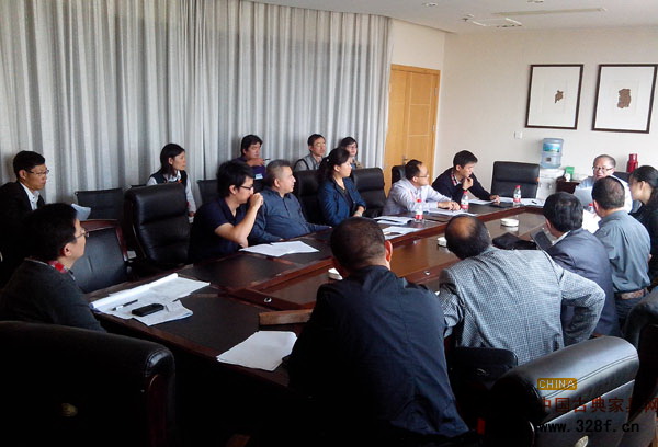 《紅木》國標修訂起草小組第二次工作會議與會人員分組展開討論