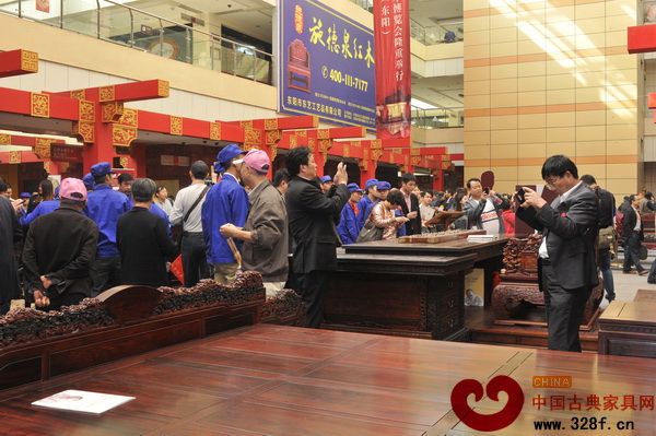 2013年度東陽木雕·紅木家具十大精品展區(qū)聚滿了參觀者