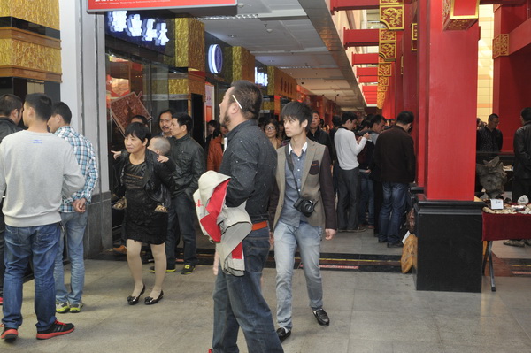 第八屆中國(東陽)木雕竹編工藝美術博覽會展館內人頭攢動