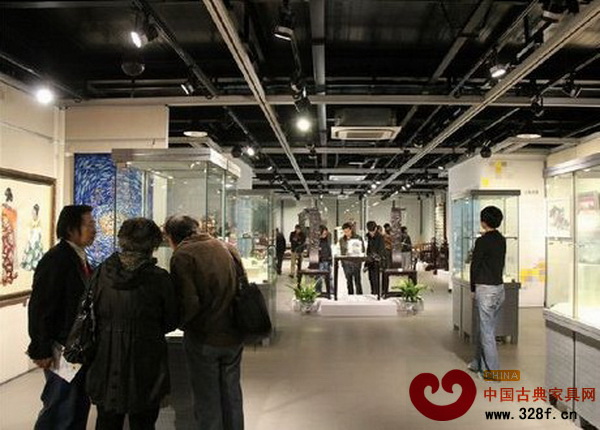 2013上海當(dāng)代工藝美術(shù)精品展覽現(xiàn)場匯集了眾多觀眾