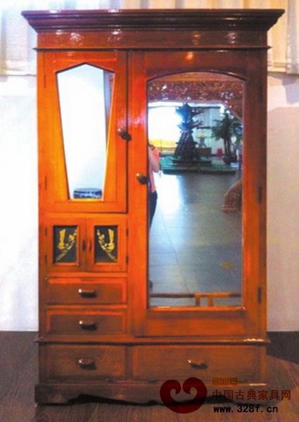 衣柜設計精細,有多個柜門和抽屜